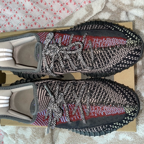 Yeezy Boost 350 - Picture 2 of 4
